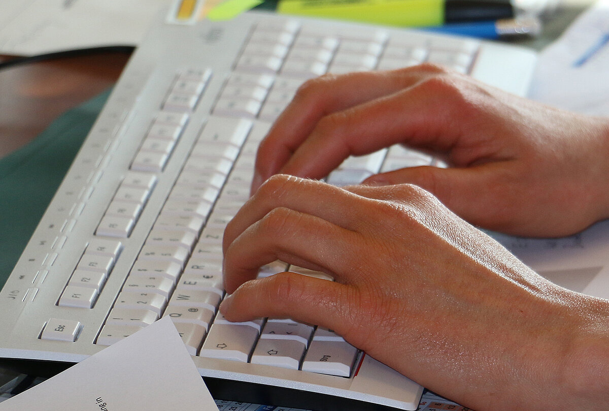 [Bild] Zwei Hände auf einer Tastatur
