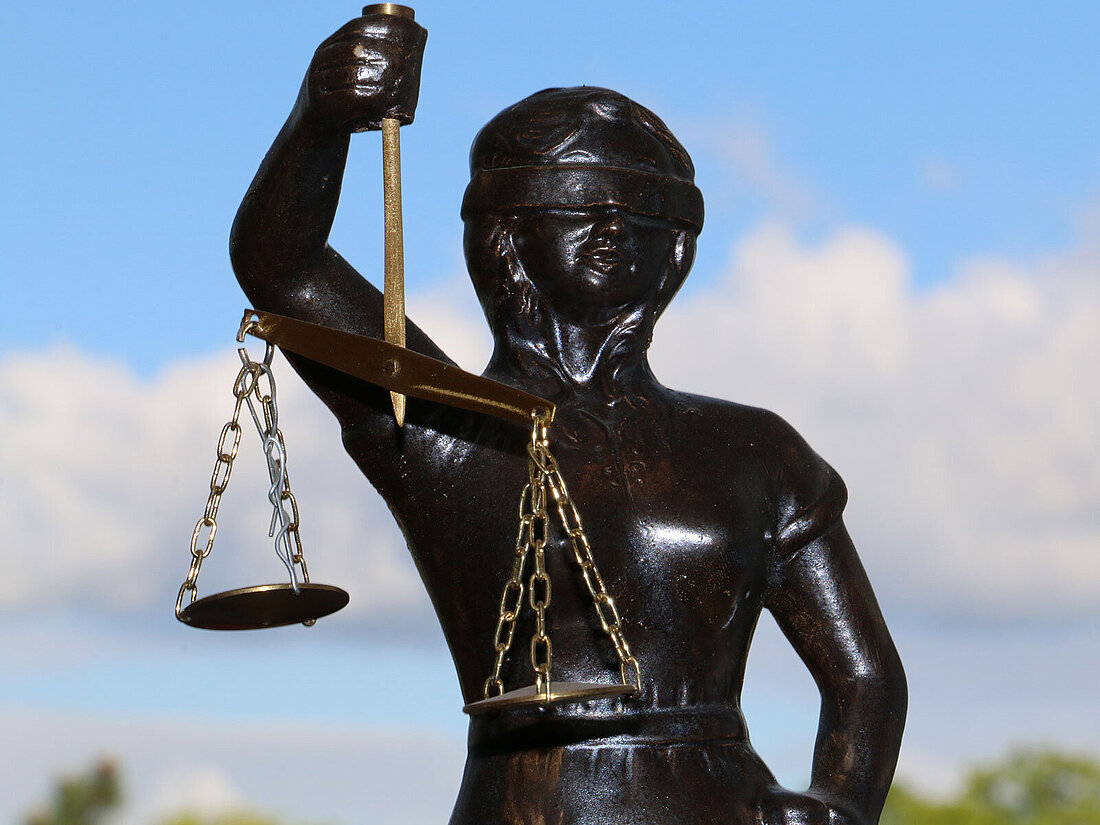 [Bild] Abbdilung einer Statue der Justitia