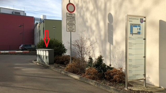 [Bild] Nachtbriefkästen des Justizzentrum Gera am rechten Straßenrand vor einer Parkplatzschranke