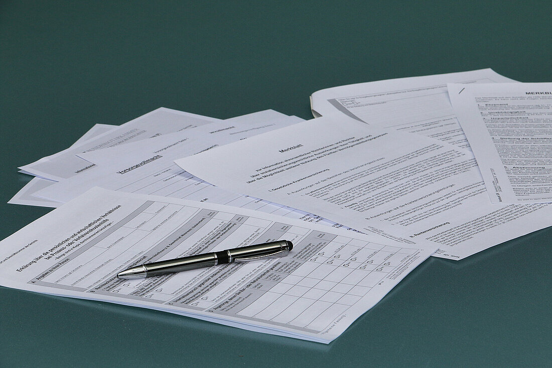 [Bild] ein Schreibtisch mit Formularen zum Ausfüllen