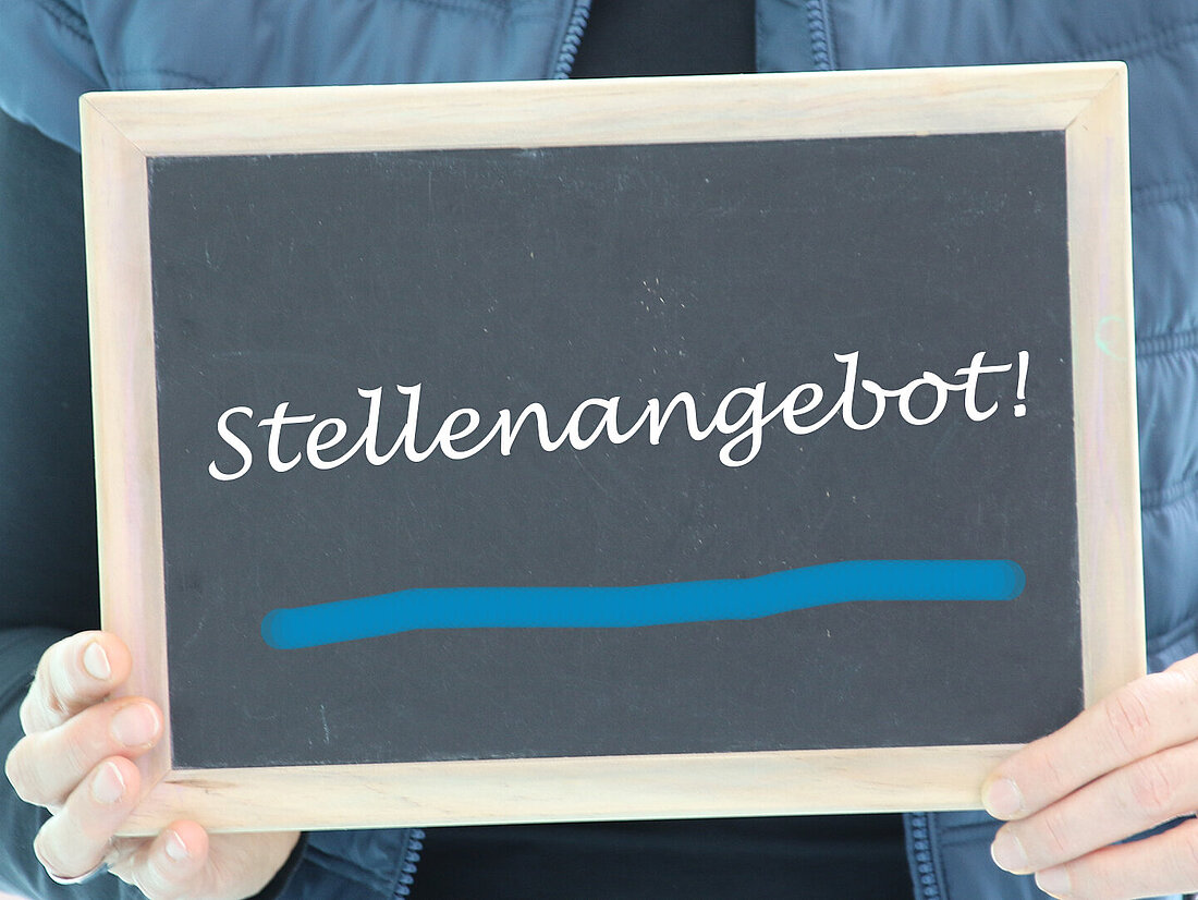 [Bild] eine Tafel mit dem Wort Stellenangebot