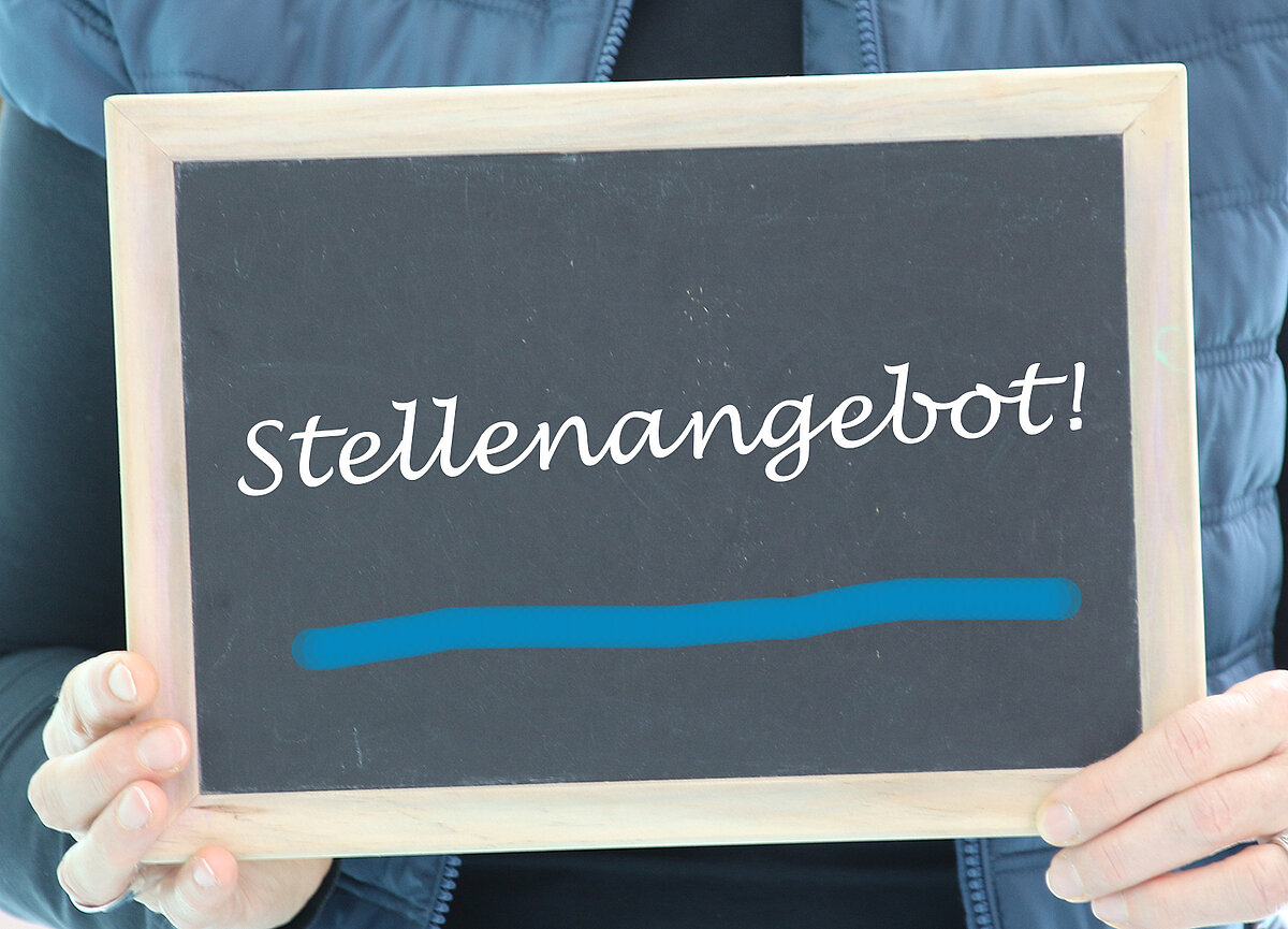 [Bild] 2 Hände halten eine kleine Tafel