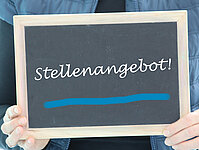 [Bild] eine Tafel mit dem Wort Stellenangebot